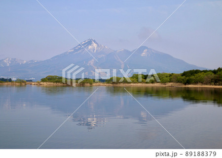 春の猪苗代湖と磐梯山（福島県・猪苗代町） 89188379