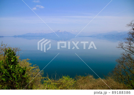 猪苗代湖と磐梯山（福島県郡山市・湖南町） 89188386