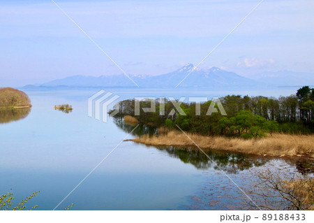 猪苗代湖と磐梯山・鬼沼（福島県郡山市・湖南町） 89188433