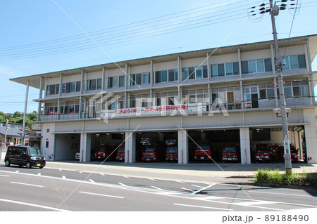 青空に映える待機中の消防車や救急車があるスタイリッシュなデザインが美しい神戸市消防局 垂水消防署 89188490