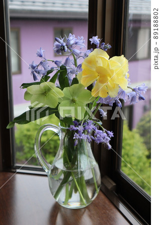 出窓に庭の花を飾る 89188802