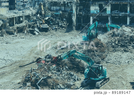パワーショベルによるビル解体工事現場 89189147