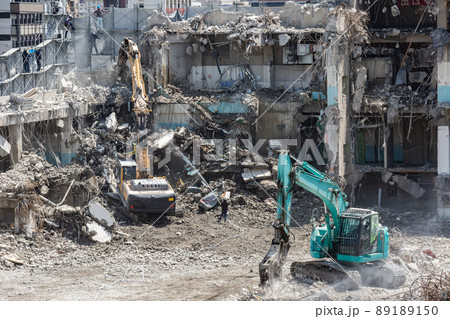 パワーショベルによるビル解体工事現場 89189150