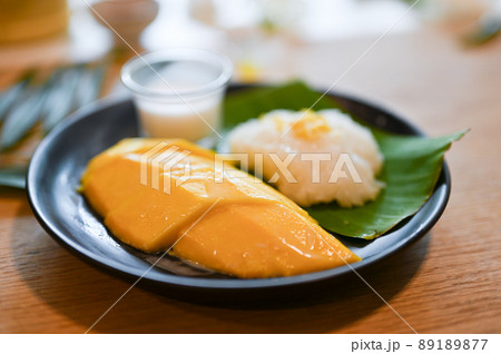 Delicious ripe sweet mango with sticky rice and coconut cream sauce 89189877