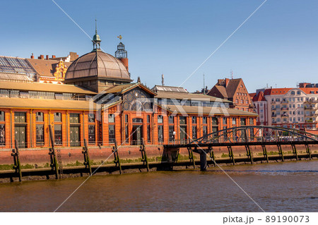 Fish market in Hamburg, Germany 89190073