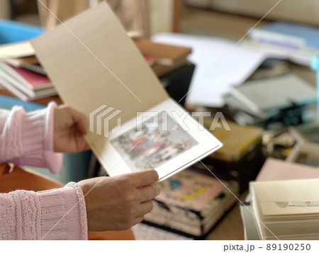 断捨離中に写真を見る手元 断捨離中に写真を見る手元 89190250