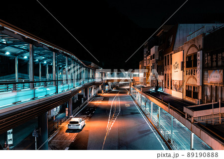 深夜の箱根湯本駅と車のある風景 89190888