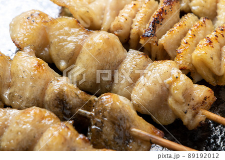 焼き鳥(塩焼き)盛り合わせの、ぼんじり串を中心としたアップ。 89192012
