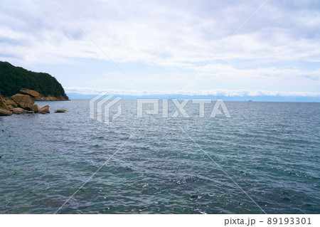 椿の島・大飛島　沖浦地区から見た海岸と遙かに望む四国　岡山県笠岡市 89193301