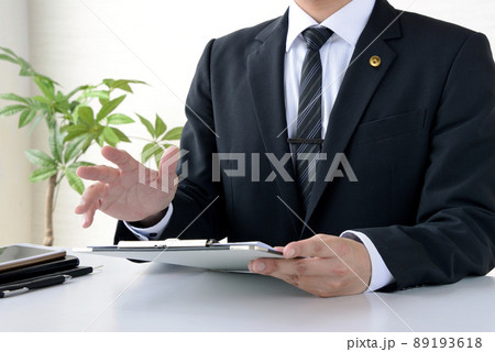 法律事務所で働く弁護士 法律事務所で働く弁護士 89193618