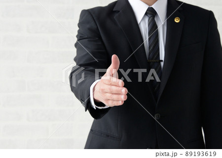 手を差し伸べる弁護士 89193619