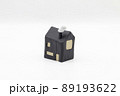煙突のある黒い小さな木製ミニチュアハウス 89193622