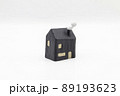 煙突のある黒い小さな木製ミニチュアハウス 89193623