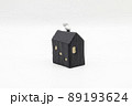 煙突のある黒い小さな木製ミニチュアハウス 89193624