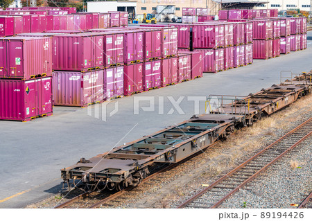 JR貨物コンテナヤードに置かれた鉄道輸送用コンテナ（モーダルシフト 