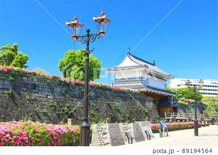 【鹿児島県】快晴下の鶴丸城　御楼門（鹿児島城） 89194564