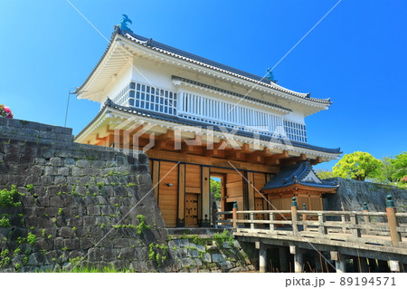 【鹿児島県】快晴下の鶴丸城　御楼門（鹿児島城） 89194571