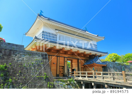 【鹿児島県】快晴下の鶴丸城　御楼門（鹿児島城） 89194575