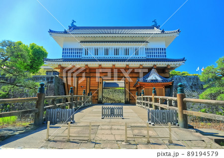 【鹿児島県】快晴下の鶴丸城　御楼門（鹿児島城） 89194579