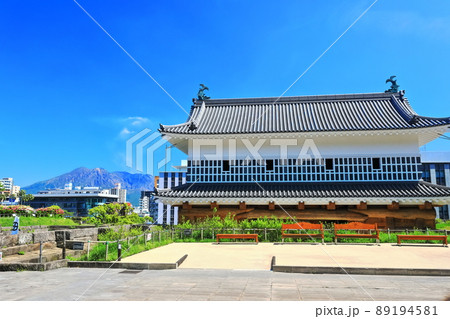 【鹿児島県】快晴下の桜島と御楼門（鶴丸城） 89194581
