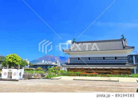 【鹿児島県】快晴下の桜島と御楼門（鶴丸城） 89194583