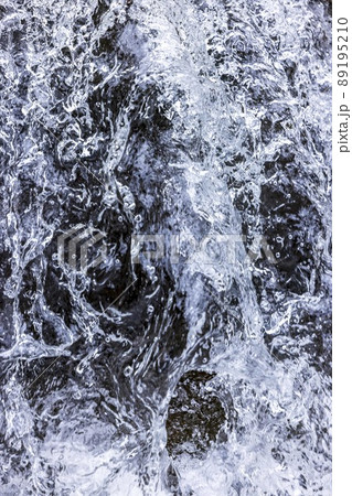 清流から流れ落ちる滝 89195210