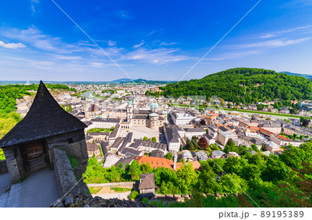 オーストリア　ホーエンザルツブルク城から眺めるザルツブルク市街 89195389