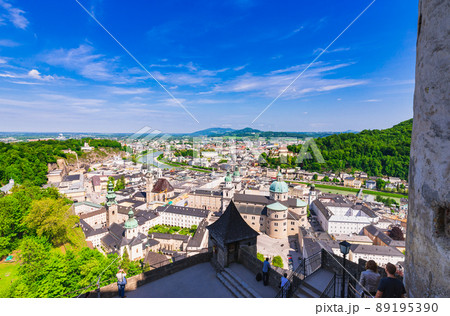 オーストリア　ホーエンザルツブルク城から眺めるザルツブルク市街 89195390