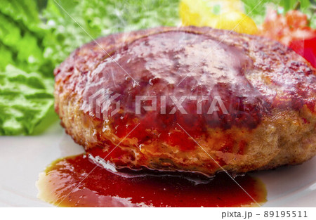 ソースたっぶりの美味しいハンバーグ 89195511