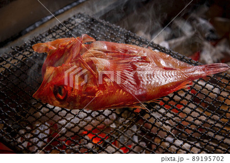 炭火で焼く美味しいキチジ 89195702