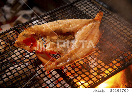 炭火で焼く美味しいキチジ 89195709