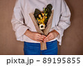女性と花束 89195855