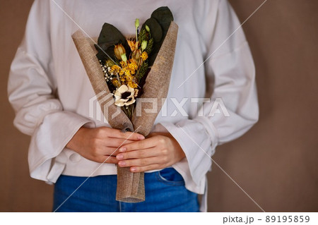 女性と花束 89195859