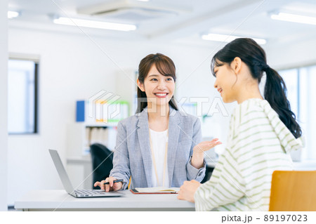 受付するビジネスウーマン 89197023