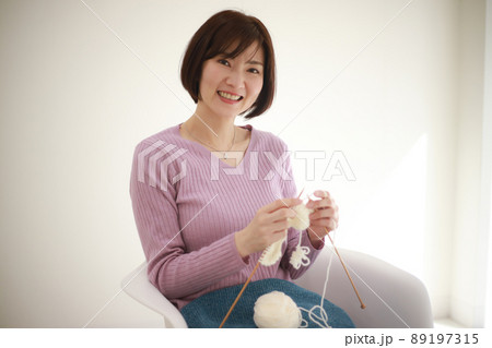 編み物をする女性 89197315