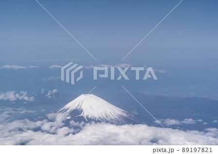羽田発飛行機からの空撮・富士山と雲の絨毯 89197821