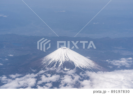 羽田発飛行機からの空撮・富士山と雲の絨毯 89197830
