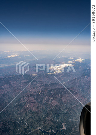 羽田発飛行機からの空撮・南アルプスと雲の絨毯 89199072