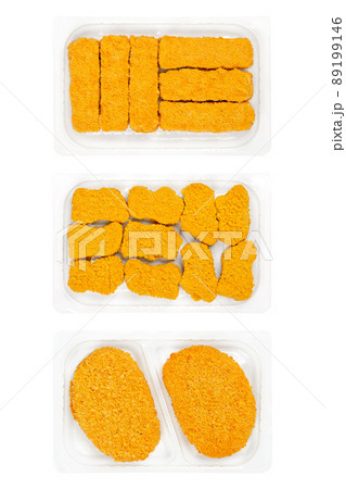 Vegan breaded sticks, nuggets and cutlets, in clear plastic trays. Vegan fish fingers, nuggets and slices of schnitzel, based on soy and wheat protein, a pre-fried meat substitute. Convenience food. 89199146