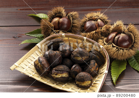ざるに盛った焼き栗 ざるに盛った焼き栗 89200480