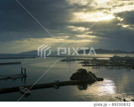 長崎県五島市 雲間から朝日射す福江港 / Fukue Island, Japan 長崎県五島市 雲間から朝日射す福江港 / Fukue Island, Japan 89200832