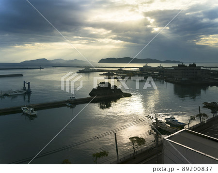 長崎県五島市 雲間から朝日射す福江港 / Fukue Island, Japan 89200837