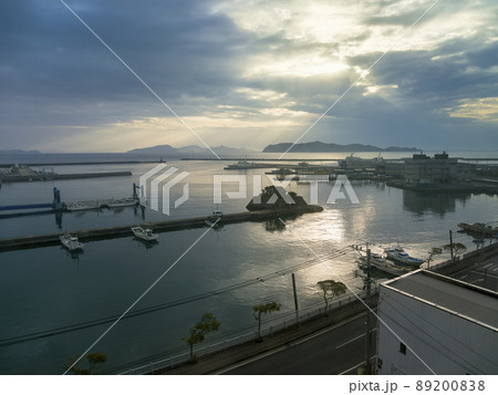 長崎県五島市 雲間から朝日射す福江港 / Fukue Island, Japan 長崎県五島市 雲間から朝日射す福江港 / Fukue Island, Japan 89200838