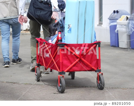 荷物を乗せたアウトドアワゴン ~Outdoor wagon with luggage 荷物を乗せたアウトドアワゴン ~Outdoor wagon with luggage 89201050