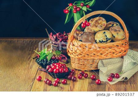 Sweet cakes with berries 89201537