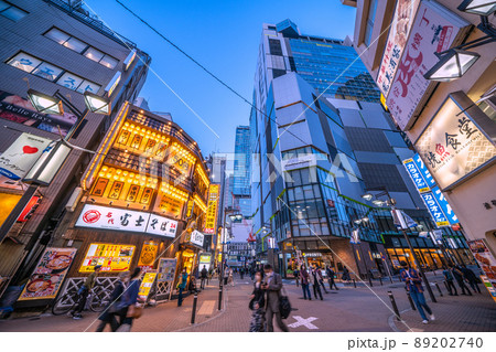 日本の東京都市景観 渋谷中央街から東急プラザ(渋谷フクラス)などを望む・奥は渋谷駅=4月28日 日本の東京都市景観 渋谷中央街から東急プラザ(渋谷フクラス)などを望む・奥は渋谷駅=4月28日 89202740