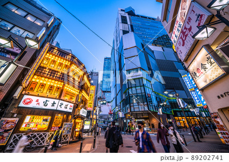 日本の東京都市景観　渋谷中央街から東急プラザ（渋谷フクラス）などを望む・奥は渋谷駅＝4月28日 89202741