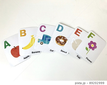 並べられた英単語カード 89202999