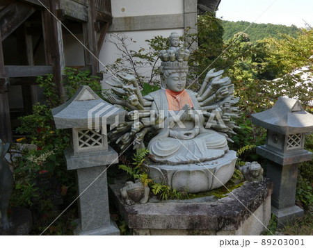 寺院の片隅に鎮座された優しいお顔の千手観音さま 89203001