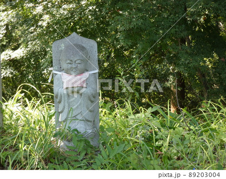寺の入り口広場わきにたたずむ優しい顔の地蔵様 寺の入り口広場わきにたたずむ優しい顔の地蔵様 89203004